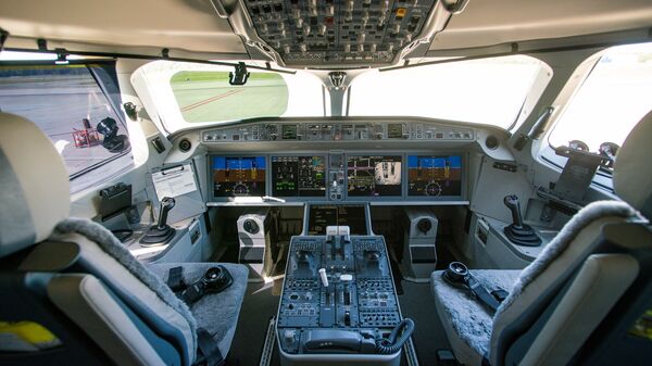 Кабина пилотов самолета Airbus A220-300 - Sputnik Латвия