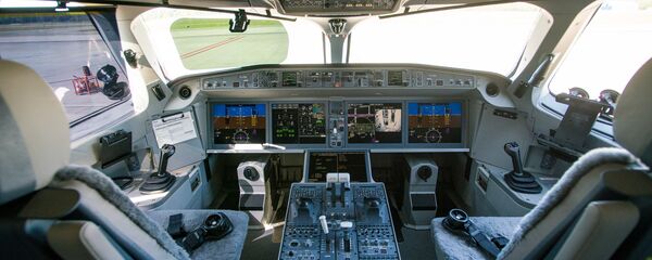Кабина пилотов самолета Airbus A220-300 - Sputnik Латвия