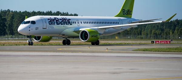Самолет Airbus A220-300 авиакомпании airBaltic в аэропорту Рига Самолет Airbus A220-300 авиакомпании airBaltic в аэропорту Рига - Sputnik Latvija