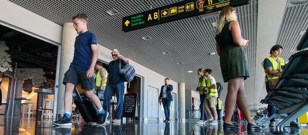 Пассажиры в аэропорту Рига Пассажиры в аэропорту Рига - Sputnik Латвия
