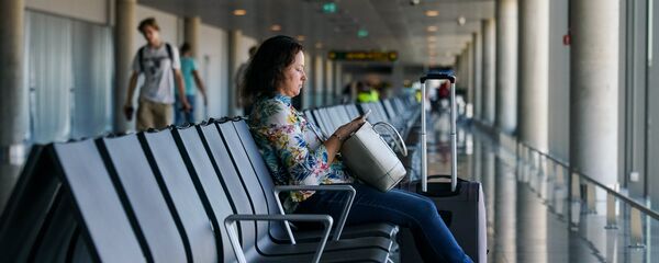 Девушка в зале ожидания аэропорта Рига - Sputnik Латвия