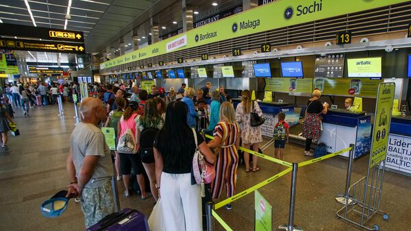 Пассажиры на регистрации в аэропорту Рига - Sputnik Латвия