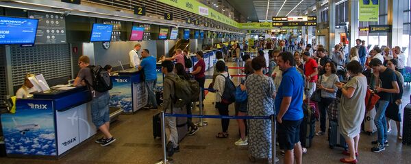 Пассажиры на регистрации в аэропорту Рига Пассажиры на регистрации в аэропорту Рига - Sputnik Latvija