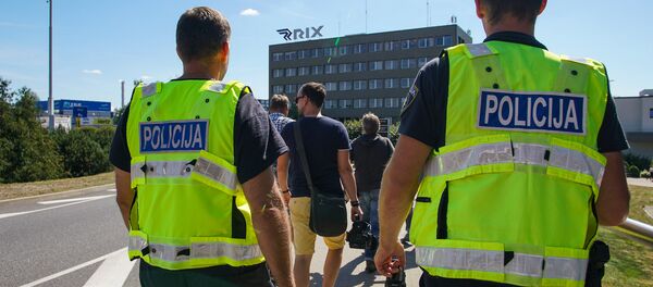 Полицейский патруль в аэропорту Рига - Sputnik Латвия