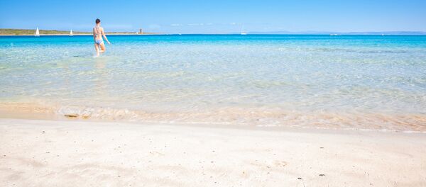 Девушка на пляже Ла Пелоза, Северная Сардиния Девушка на пляже Ла Пелоза, Северная Сардиния - Sputnik Latvija