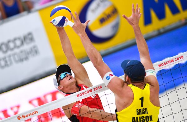 Слева направо: Янис Шмединьш (Латвия) и Элисон Черутти (Бразилия) в финальном матче этапа Мирового тура FIVB по пляжному волейболу между сборными командами Латвии и Бразилии. Слева направо: Янис Шмединьш (Латвия) и Элисон Черутти (Бразилия) в финальном матче этапа Мирового тура FIVB по пляжному волейболу между сборными командами Латвии и Бразилии. - Sputnik Латвия
