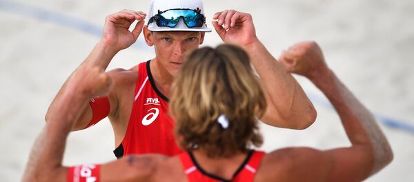 Слева направо: Янис Шмединьш (Латвия) и Александр Самойлов (Латвия) радуются победе в финальном матче этапа Мирового тура FIVB по пляжному волейболу между сборными командами Латвии и Бразилии. - Sputnik Латвия