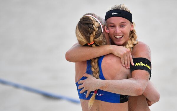 Слева направо: Саммер Росс и Сара Хьюз (США) радуются победе в финальном матче этапа Мирового тура FIVB по пляжному волейболу между сборными командами США и Бразилии. Слева направо: Саммер Росс и Сара Хьюз (США) радуются победе в финальном матче этапа Мирового тура FIVB по пляжному волейболу между сборными командами США и Бразилии. - Sputnik Латвия