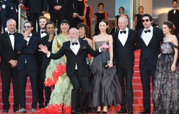 Режиссер фильма Человек, который убил Дон Кихота Терри  Гиллиам и съемочная труппа на красной дорожке в Каннах - Sputnik Латвия