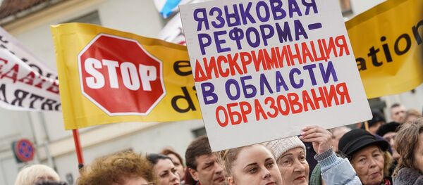 Марш рассерженных родителей в Риге в знак протеста против реформы в русских школах Марш рассерженных родителей в Риге в знак протеста против реформы в русских школах - Sputnik Latvija