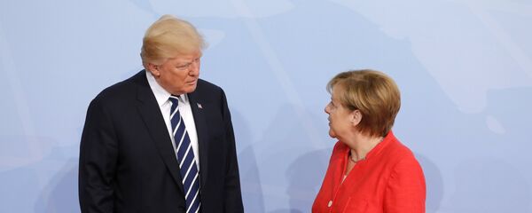 Президент США Дональд Трамп на церемонии официальной встречи канцлером Германии Ангелой Меркель Президент США Дональд Трамп на церемонии официальной встречи канцлером Германии Ангелой Меркель - Sputnik Latvija