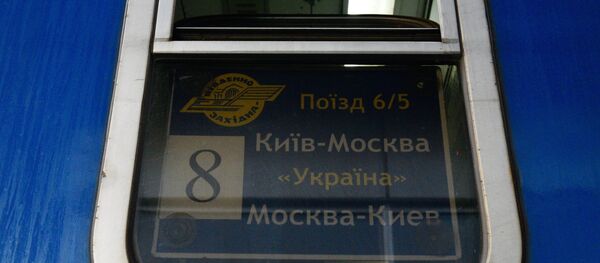 Окно вагона поезда Киев - Москва, стоящего на железнодорожном вокзале в Киеве Окно вагона поезда Киев - Москва, стоящего на железнодорожном вокзале в Киеве - Sputnik Латвия