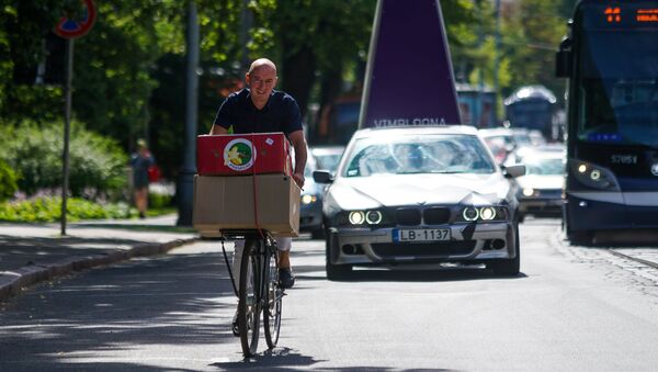 Бернард Ларан то и дело сам развозит продукты по своим рижским кафе на велосипеде - Sputnik Латвия