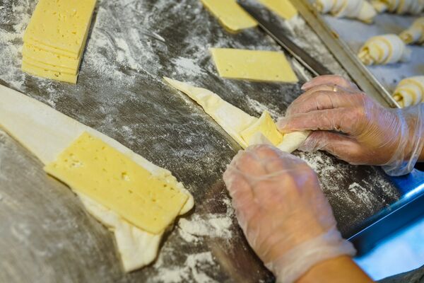 Круассаны с сыром были разработаны специально для Латвии - с учетом местных вкусов - Sputnik Латвия