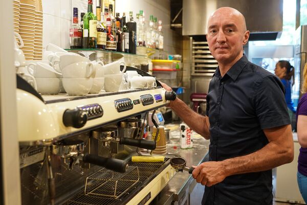 Владелец кафе Cadets de Gascogne Бернард Ларан - Sputnik Латвия