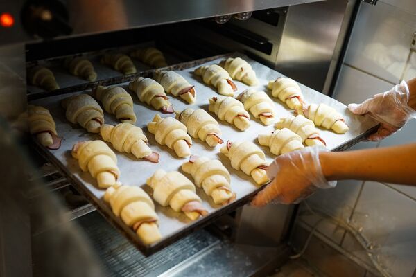 Секрет успеха кафе  Cadets de Gascogne - в свежей выпечке, которая готовится на глазах клиентов - Sputnik Латвия