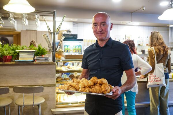 Бернард и круассаны, которые в Cadets de Gascogne пекут по рецепту его бабушки - Sputnik Латвия