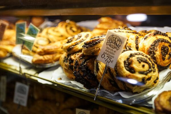 Хозяин гордится тем, что в его рижских кафе круассаны вкуснее, чем во Франции - Sputnik Латвия