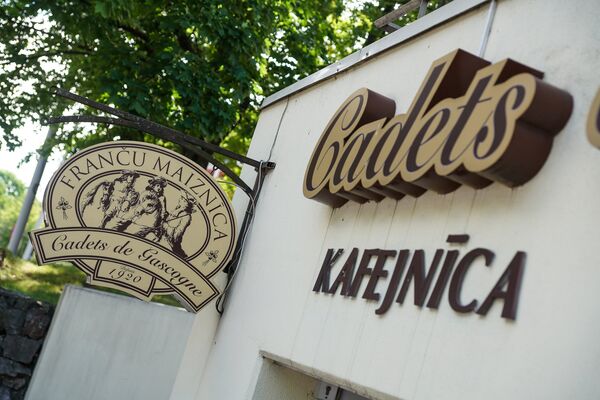 Вывеска кафе Cadets de Gascogne - Sputnik Латвия