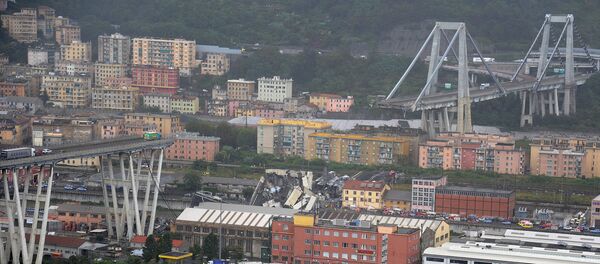 Место обрушения моста в Генуе Место обрушения моста в Генуе - Sputnik Латвия