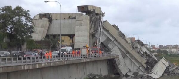 Обрушившийся мост в Генуе, Италия. 14 августа 2018 - Sputnik Латвия