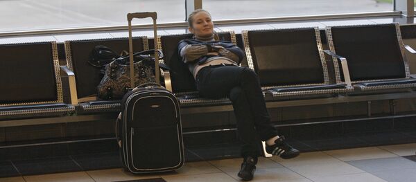 Пассажир с багажом в зале ожидания аэровокзала Пассажир с багажом в зале ожидания аэровокзала - Sputnik Latvija
