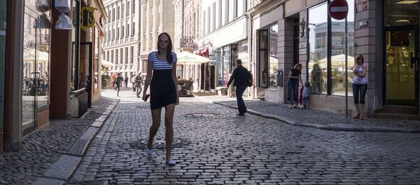 Garāmgājēji Vecrīgas ielās. Foto no arhīva Garāmgājēji Vecrīgas ielās. Foto no arhīva - Sputnik Latvija