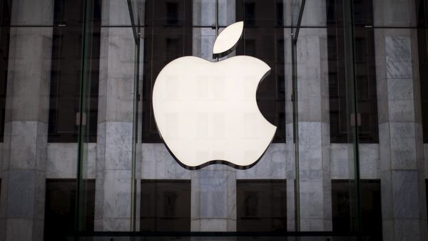 Логотип компании Apple над входом в магазинн 5-й Авеню в Нью-Йорке - Sputnik Латвия