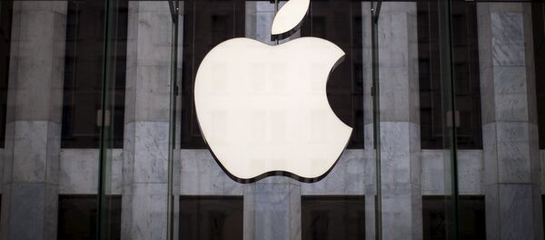 Логотип компании Apple над входом в магазинн 5-й Авеню в Нью-Йорке Логотип компании Apple над входом в магазинн 5-й Авеню в Нью-Йорке - Sputnik Latvija