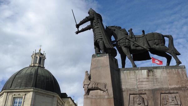 Памятник основателю Вильнюса князю Гедиминасу на Кафедральной площади города - Sputnik Latvija