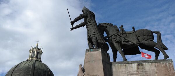 Piemineklis Viļņas dibinātājam - kņazam Ģediminam Katedrāles laukumā. Foto no arhīva Piemineklis Viļņas dibinātājam - kņazam Ģediminam Katedrāles laukumā. Foto no arhīva - Sputnik Latvija