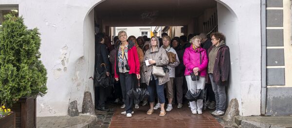 Люди прячутся от дождя - Sputnik Латвия