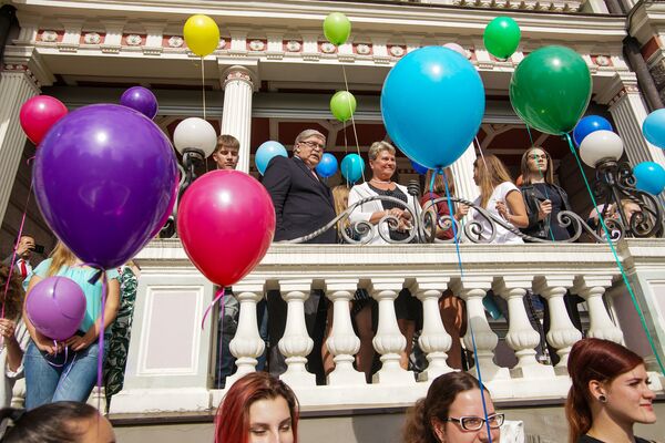 По традиции посол и абитуриенты выпустили в небо разноцветные воздушные шарики - Sputnik Латвия