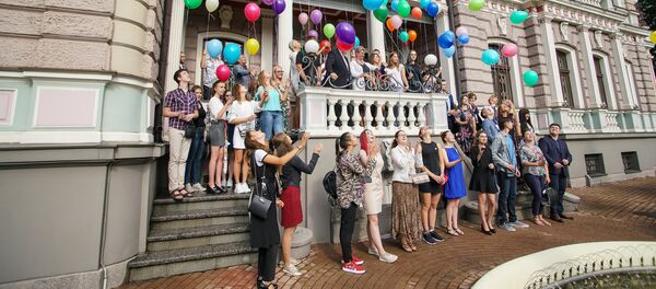 По традиции посол и абитуриенты выпустили в небо разноцветные воздушные шарики - Sputnik Латвия