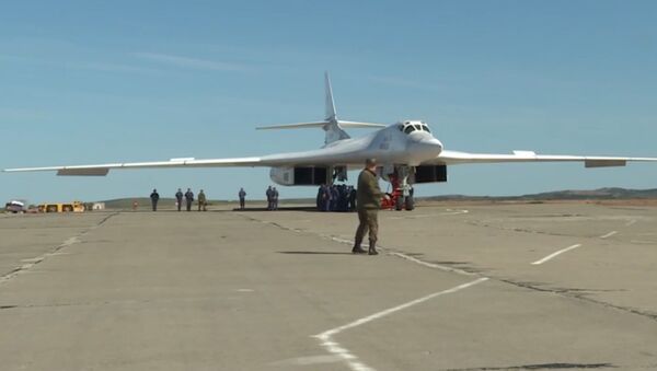 Krievijas bumbvedēju Tu-160 tālais reiss noslēdzies sekmīgi - Sputnik Latvija