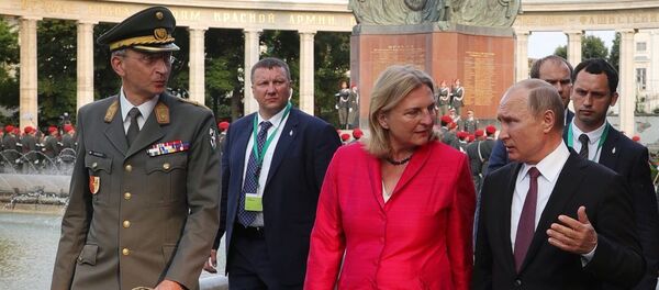 Президент РФ Владимир Путин и министр европейских, интеграционных и иностранных дел Австрии Карин Кнайсль (справа налево), архивное фото - Sputnik Латвия