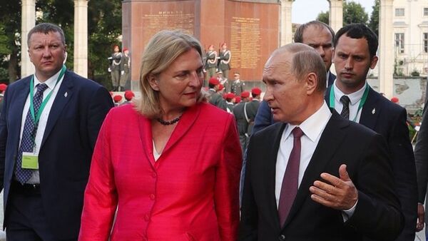 Президент РФ Владимир Путин и министр европейских, интеграционных и иностранных дел Австрии Карин Кнайсль (справа налево), архивное фото - Sputnik Латвия