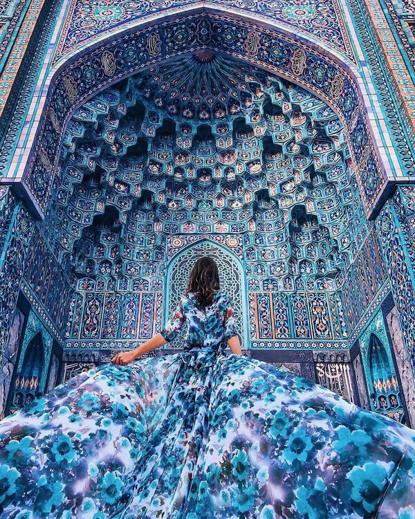Снимок фотографа Кристины Макеевой из серии Девушка в платье, снятый у Санкт-Петербургской соборной мечети - Sputnik Латвия