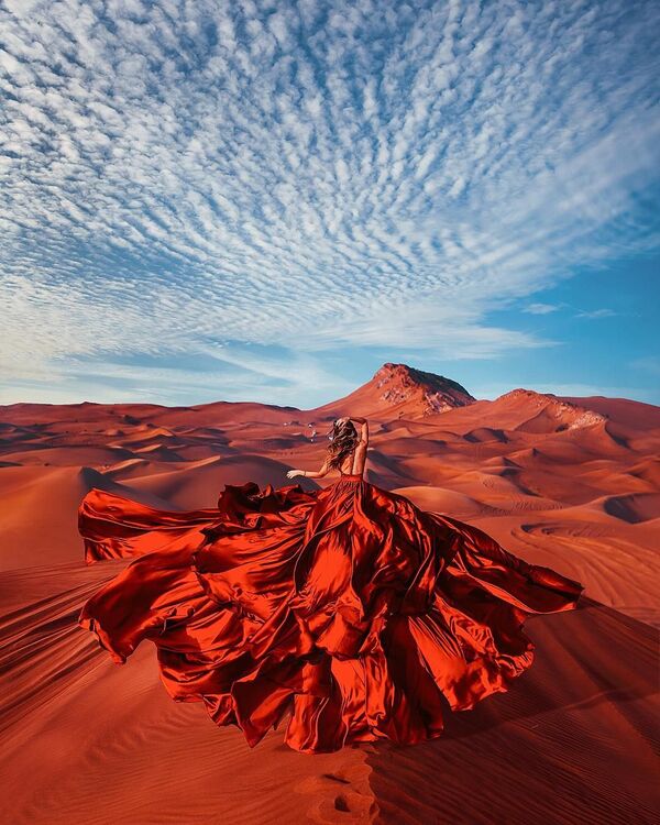 Снимок фотографа Кристины Макеевой из серии Девушка в платье, снятый в пустыне Руб-эль-Хали, ОАЭ - Sputnik Латвия
