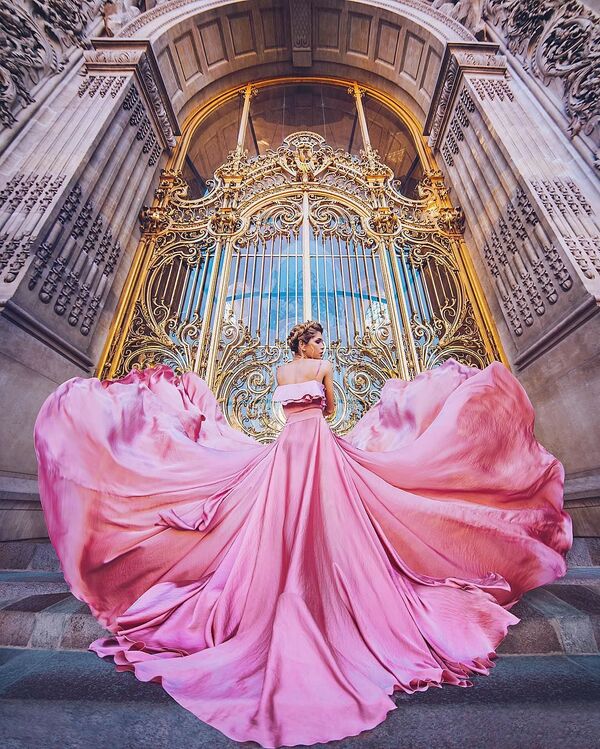 Снимок фотографа Кристины Макеевой из серии Девушка в платье, снятый у Малого дворца в Париже, Франция - Sputnik Латвия
