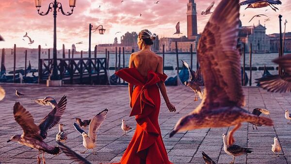 Снимок фотографа Кристины Макеевой из серии Девушка в платье, снятый в Венеции, Италия - Sputnik Латвия