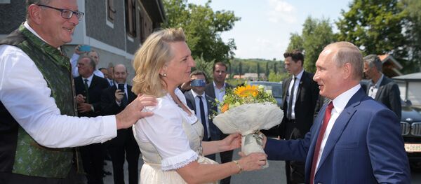 Krievijas prezidents Vladimirs Putins dāvā ziedus Austrijas ārlietu ministrei Kārinai Knaislei viņas kāzās ar finansistu Volfgangu Mailingeru - Sputnik Latvija