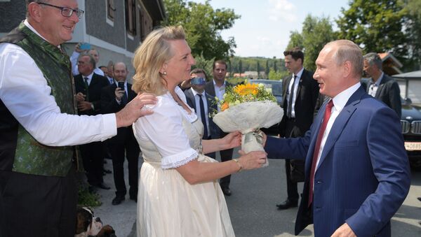Krievijas prezidents Vladimirs Putins dāvā ziedus Austrijas ārlietu ministrei Kārinai Knaislei viņas kāzās ar finansistu Volfgangu Mailingeru - Sputnik Latvija