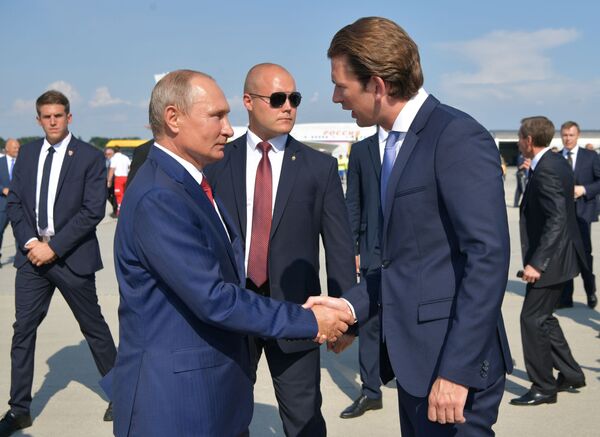 Президент России Владимир Путин и федеральный канцлер Австрии Себастьян Курц в аэропорту Граца - Sputnik Латвия