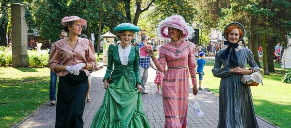 Девушки в платьях начала XX века на празднике Рижскому латышскому обществу – 150 - Sputnik Latvija