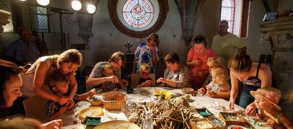 Дети и родители познакомились с Рижским Домским собором самым необычным образом - Sputnik Латвия