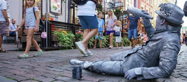 Живая статуя на улице Старой Риги Живая статуя на улице Старой Риги - Sputnik Latvija