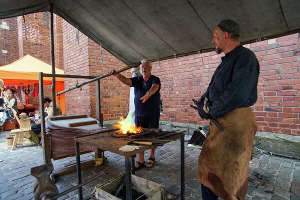 У посетителей ярмарки была возможность побыть подмастерьем кузнеца У посетителей ярмарки была возможность побыть подмастерьем кузнеца - Sputnik Латвия