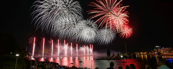 Svētku uguņošana Rīgā. Foto no arhīva Svētku uguņošana Rīgā. Foto no arhīva - Sputnik Latvija