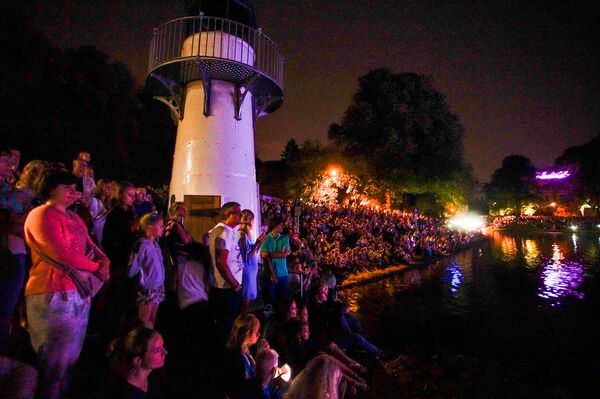 Рижане и гости столицы собрались на берегу городского канала на шоу музыкальных фонтанов и световых эффектов на воде Рижане и гости столицы собрались на берегу городского канала на шоу музыкальных фонтанов и световых эффектов на воде - Sputnik Латвия